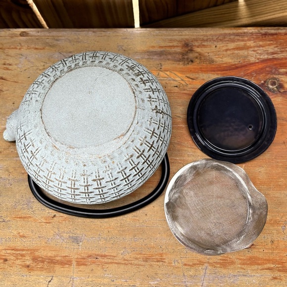 Tetsubin Japanese Style Cast Iron Tea Kettle Black Enamel Interior & Strainer - Picture 8 of 8